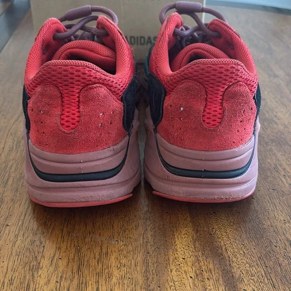 Yeezy Boost 700 - Picture 7 of 10